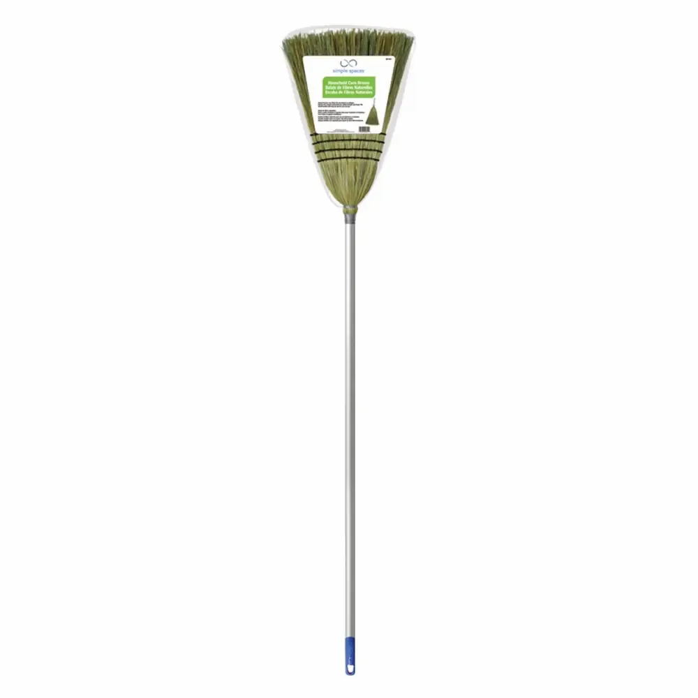 Escoba De Fibras Naturales Con Cabo Metalico Simple Spaces 40-Plg